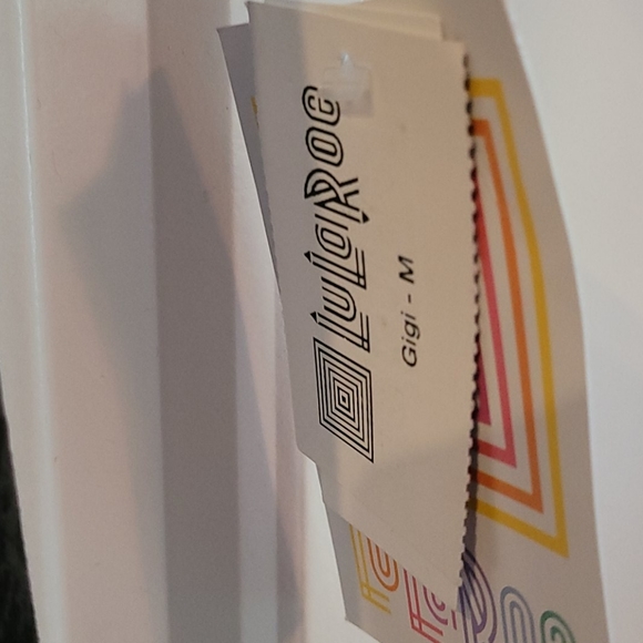 LulaRoe Gigi Tee - Picture 5 of 6